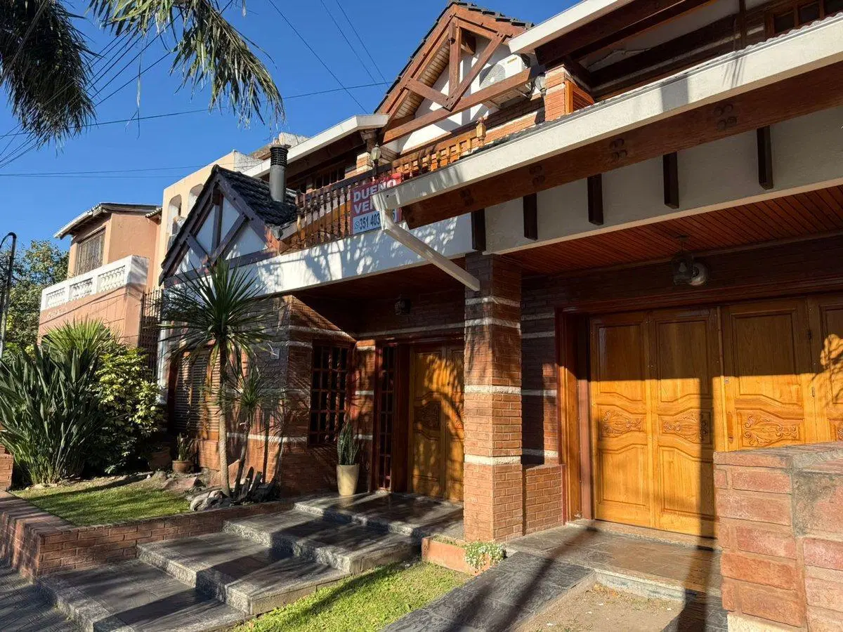 VENTA CASA 4 DORMITORIOS. B° AYACUCHO APTA CREDITO 8