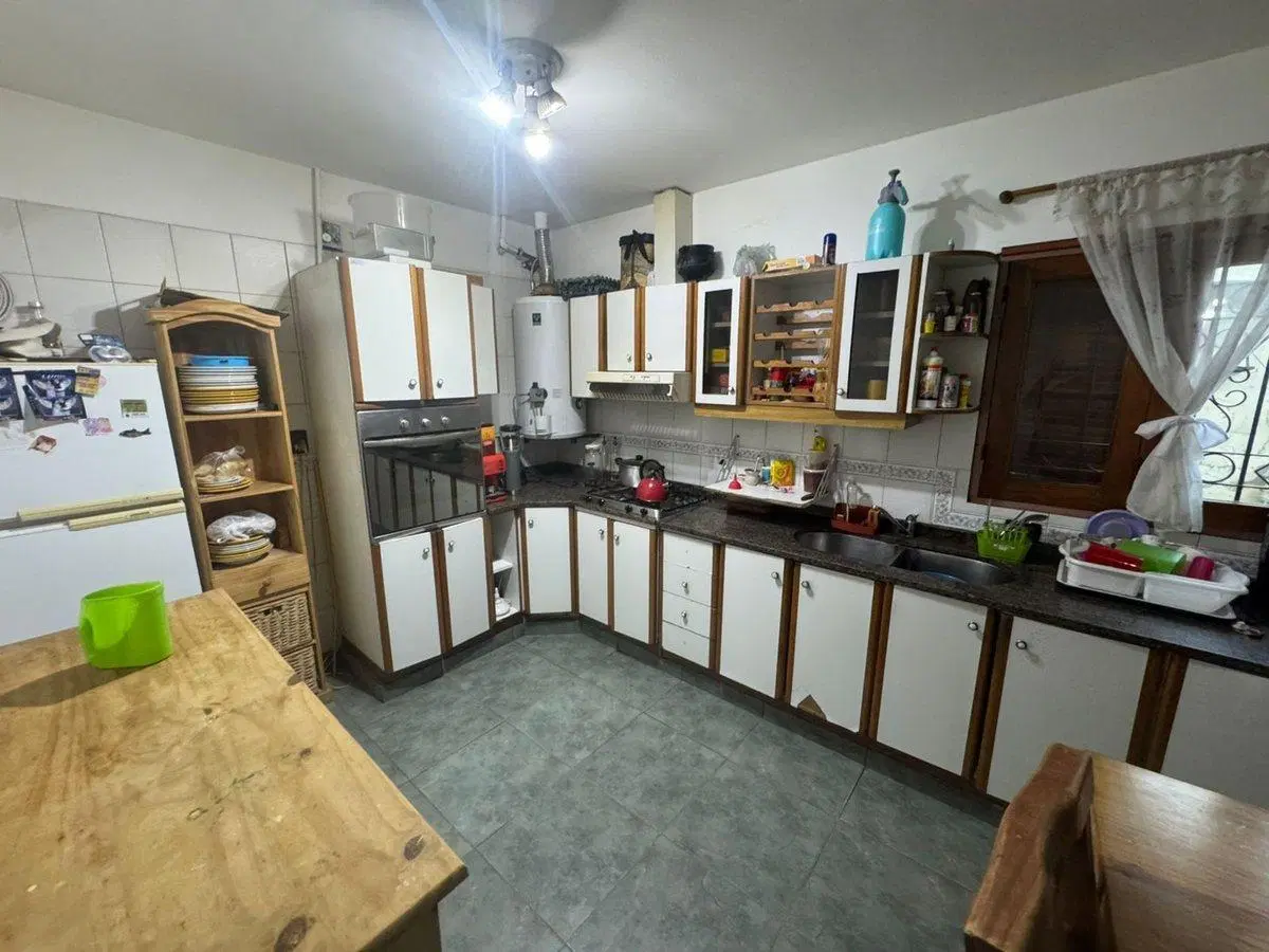 VENTA CASA 6 DORMITORIOS B° CENTRO AMERICA 4