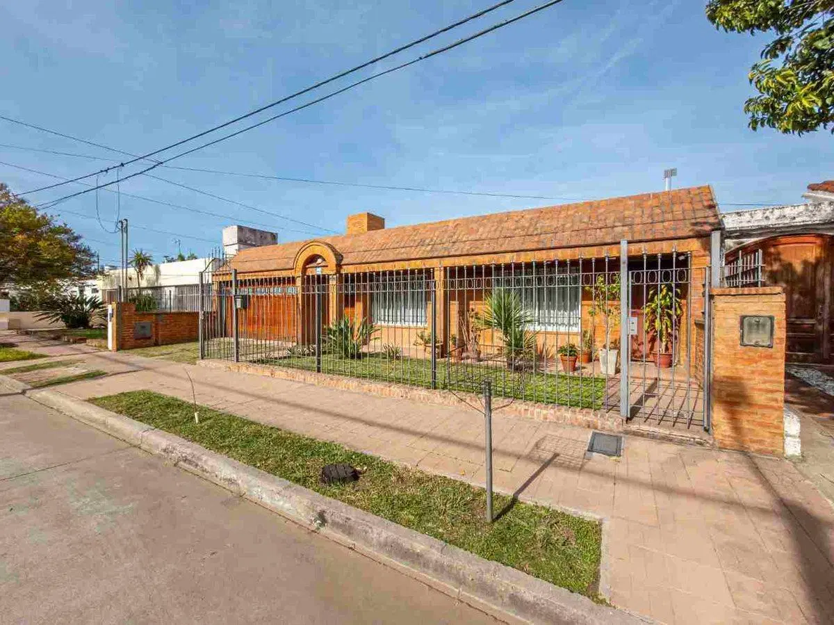 EN VENTA CASA DE 4 DORMITORIOS EN ALTO VERDE 2