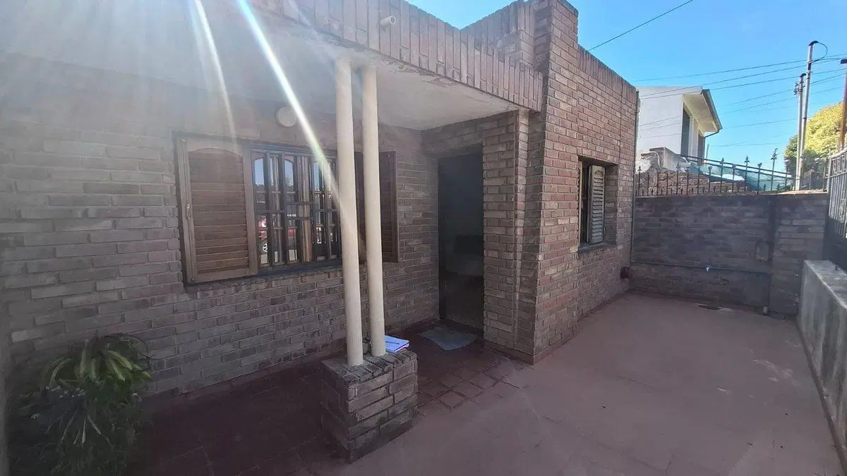 Se vende casa 2 dorm en  B° Acosta + Monoambiente 5
