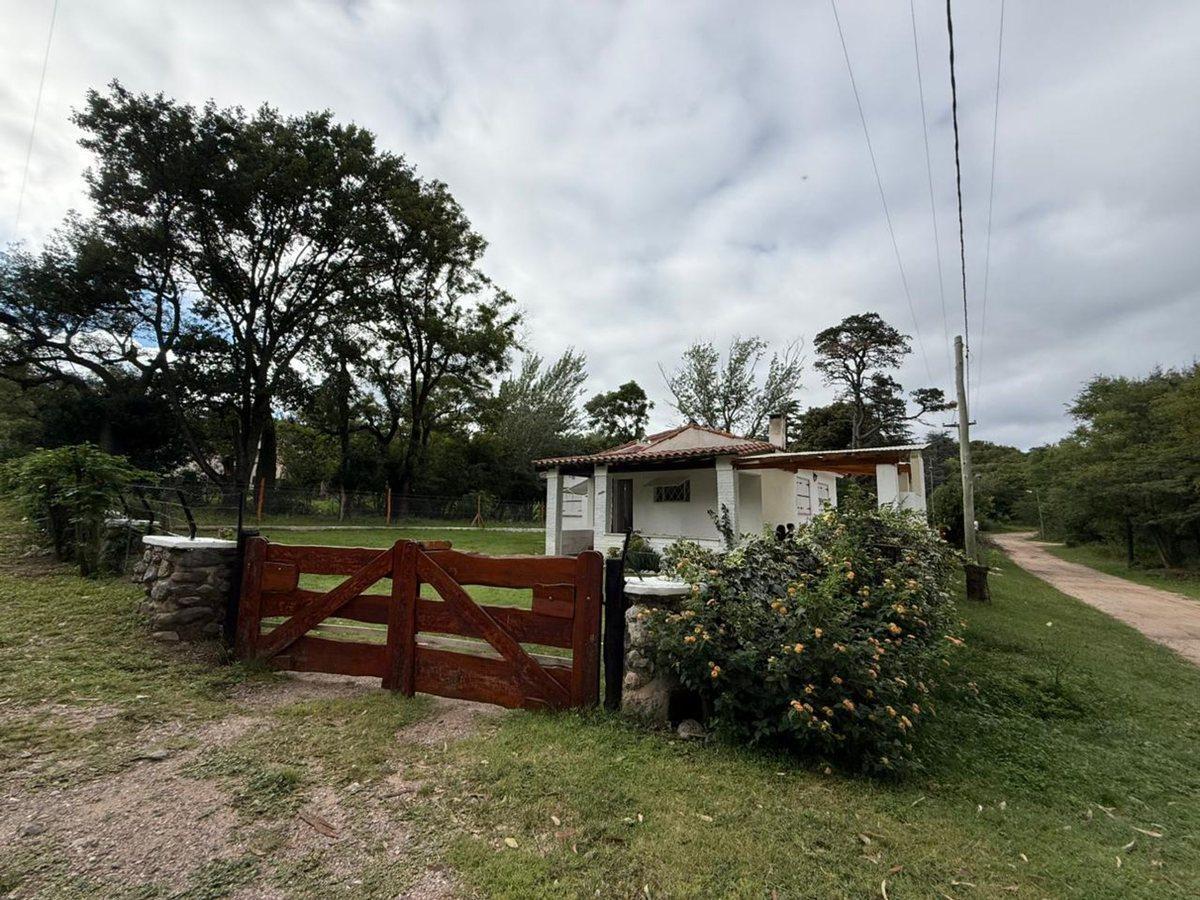 VENTA HERMOSA CASA VALLE HERMOSO 2 DORM. MAS DEPTO