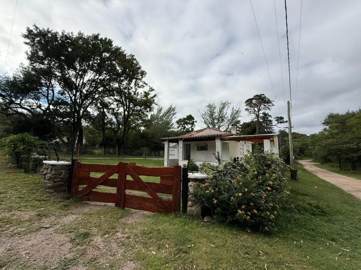 VENTA HERMOSA CASA VALLE HERMOSO 2 DORM. MAS DEPTO 2