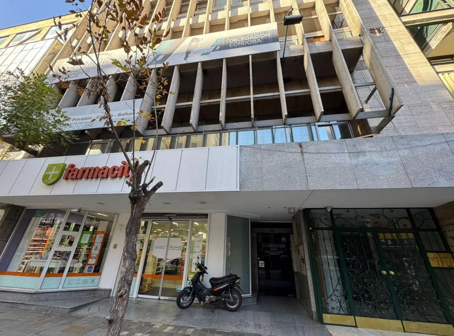 ALQUILER OFICINA 120M2 EN AV. GNRL PAZ. B° CENTRO. 2