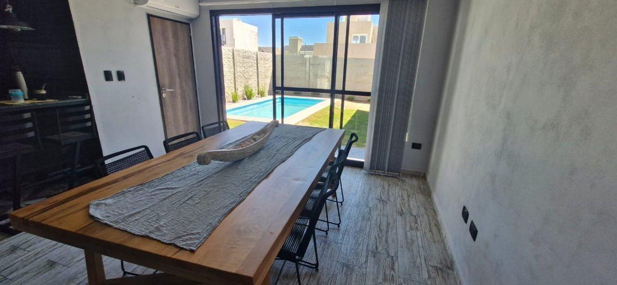 CASA 4 DORMITORIOS 4 BAÑOS Y PILETA EN DOCTA
