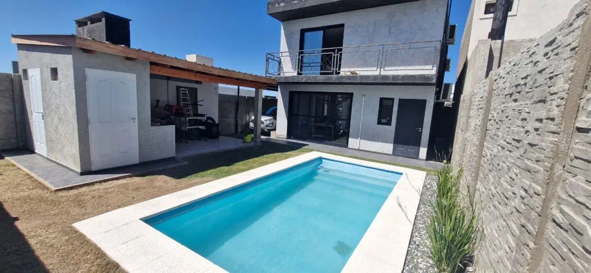 CASA 4 DORMITORIOS 4 BAÑOS Y PILETA EN DOCTA 2