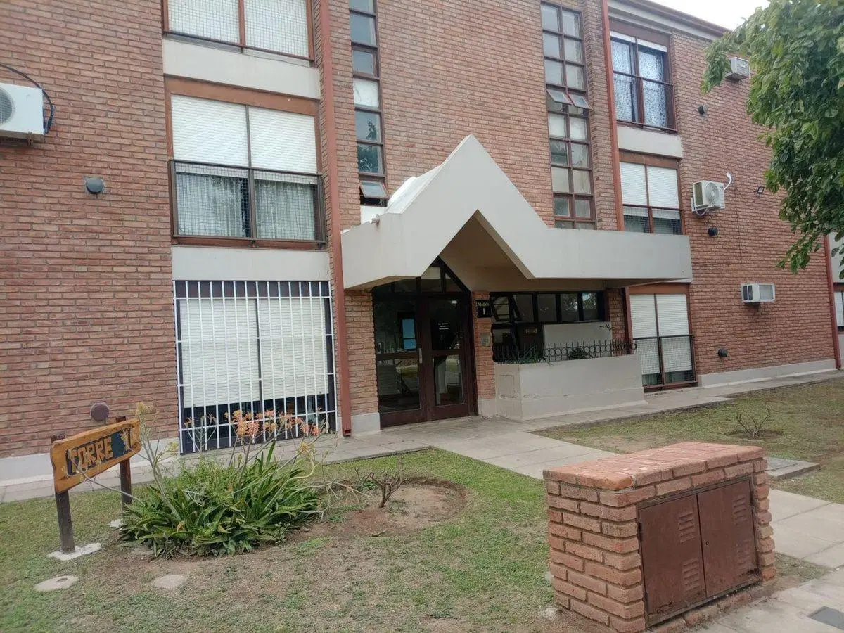 SE VENDE DEPARTAMENTO ZONA CHATEAU 3 DORMITORIOS 4