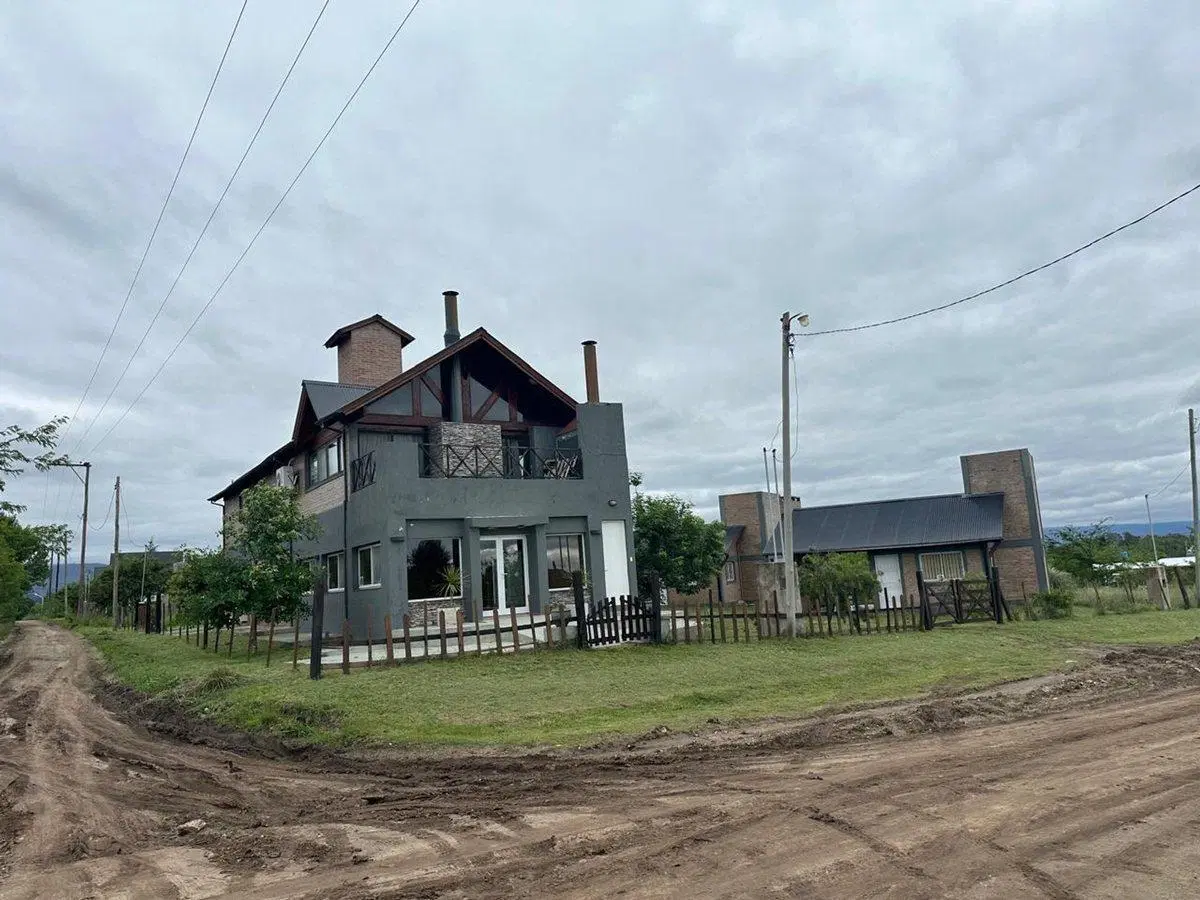 VENTA CASA CON LOCAL Y DOS CABAÑAS EN YACANTO 3