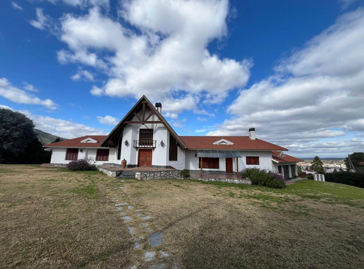 VENTA GRAN CASONA EN LA FALDA APTO COMERCIAL
