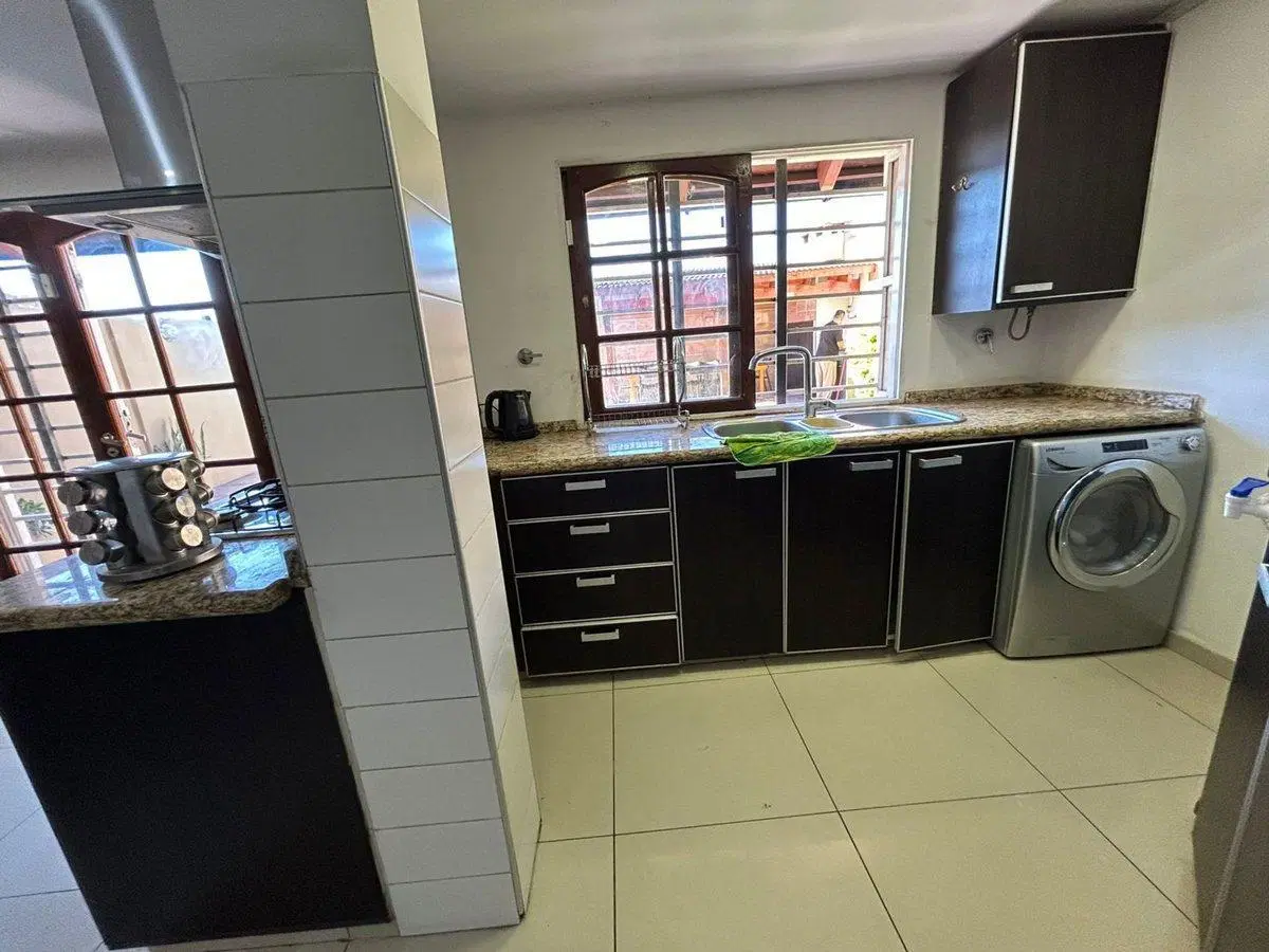 Venta Casa 4 dormitorios y pileta B San Salvador 3