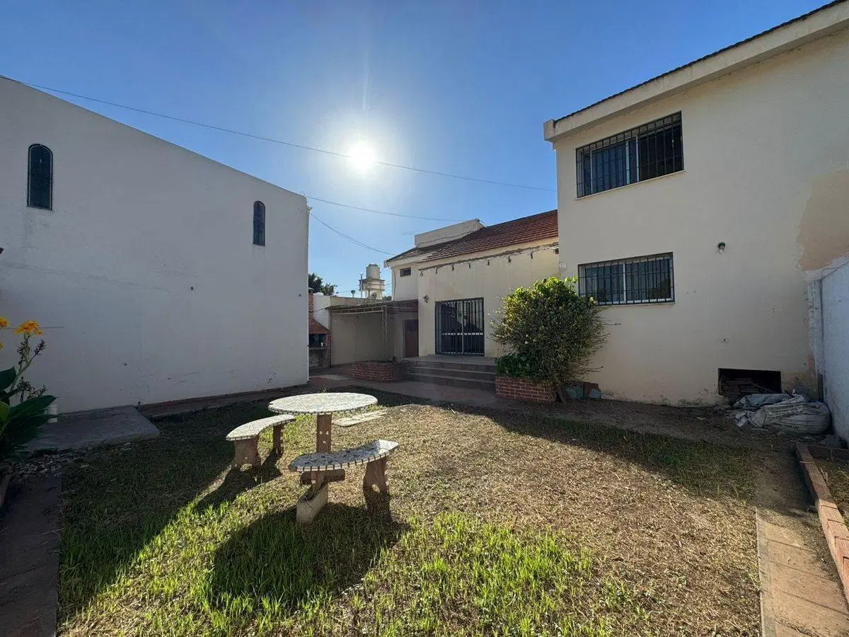 VENTA CASA 3 DORM + 3 DEPTOS. B° MARQUEZ DE SOBREM 2
