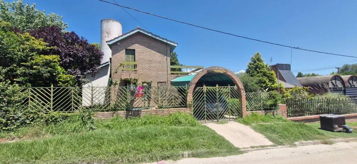 CASA DE 3 DORMITORIOS Y PILETA EN PLAYAS DE ORO 2