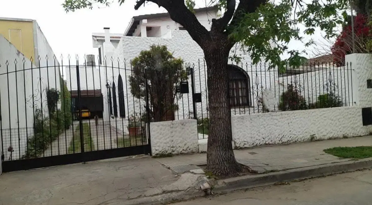 CASA 4 DORMITORIOS Y 3 BAÑOS EN B.PUEYRREDON 4