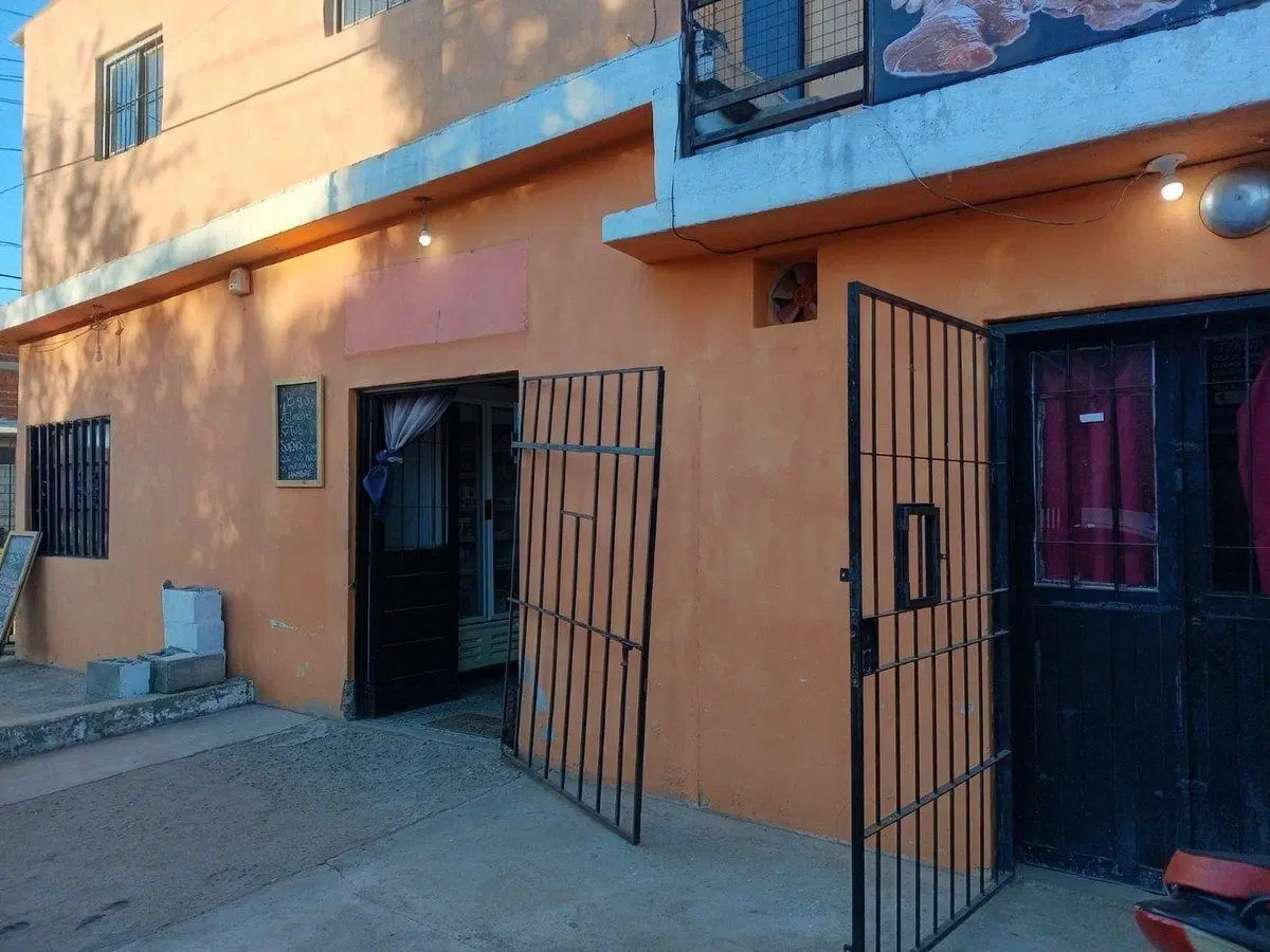 SE VENDE 3 LOCALES + DEPARTAMENTO DE 2 DORMITORIOS 4