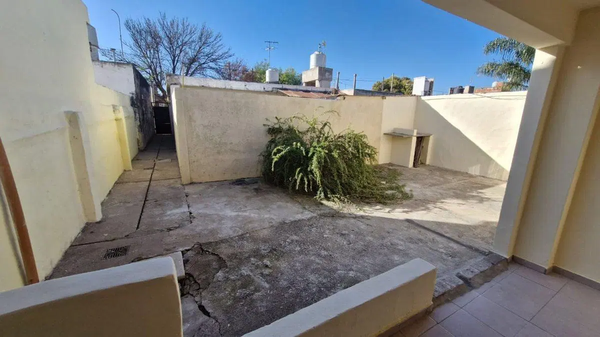 DOS CASAS DE 2 DORMITORIOS Y PATIO EN YOFRE SUD 3