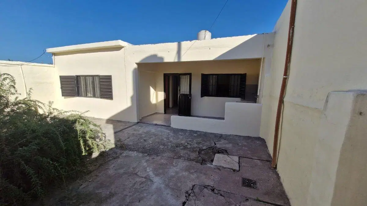 DOS CASAS DE 2 DORMITORIOS Y PATIO EN YOFRE SUD 4