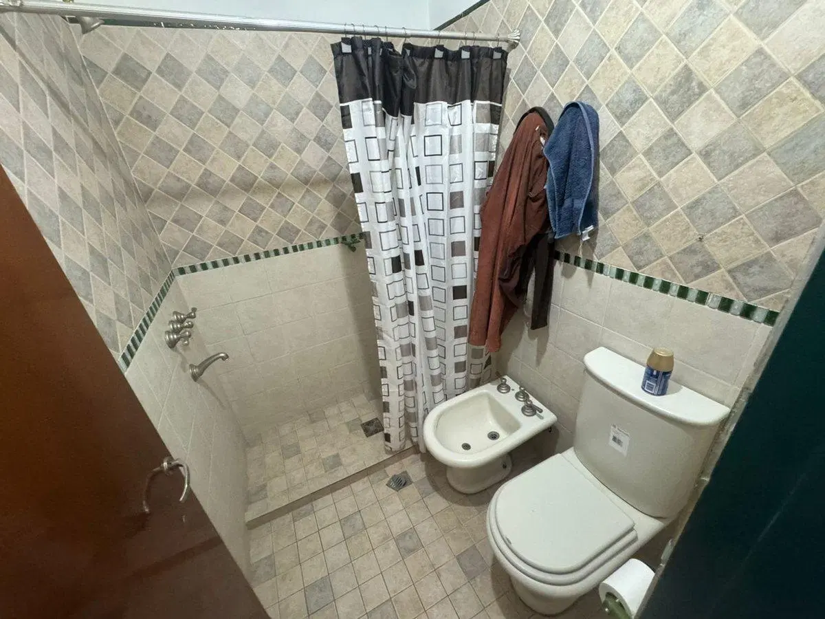 VENTA CASA 6 DORMITORIOS B° CENTRO AMERICA 5