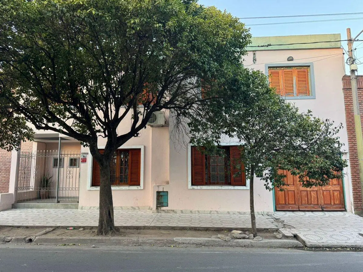 VENTA CASA 6 DORMITORIOS B° CENTRO AMERICA 8