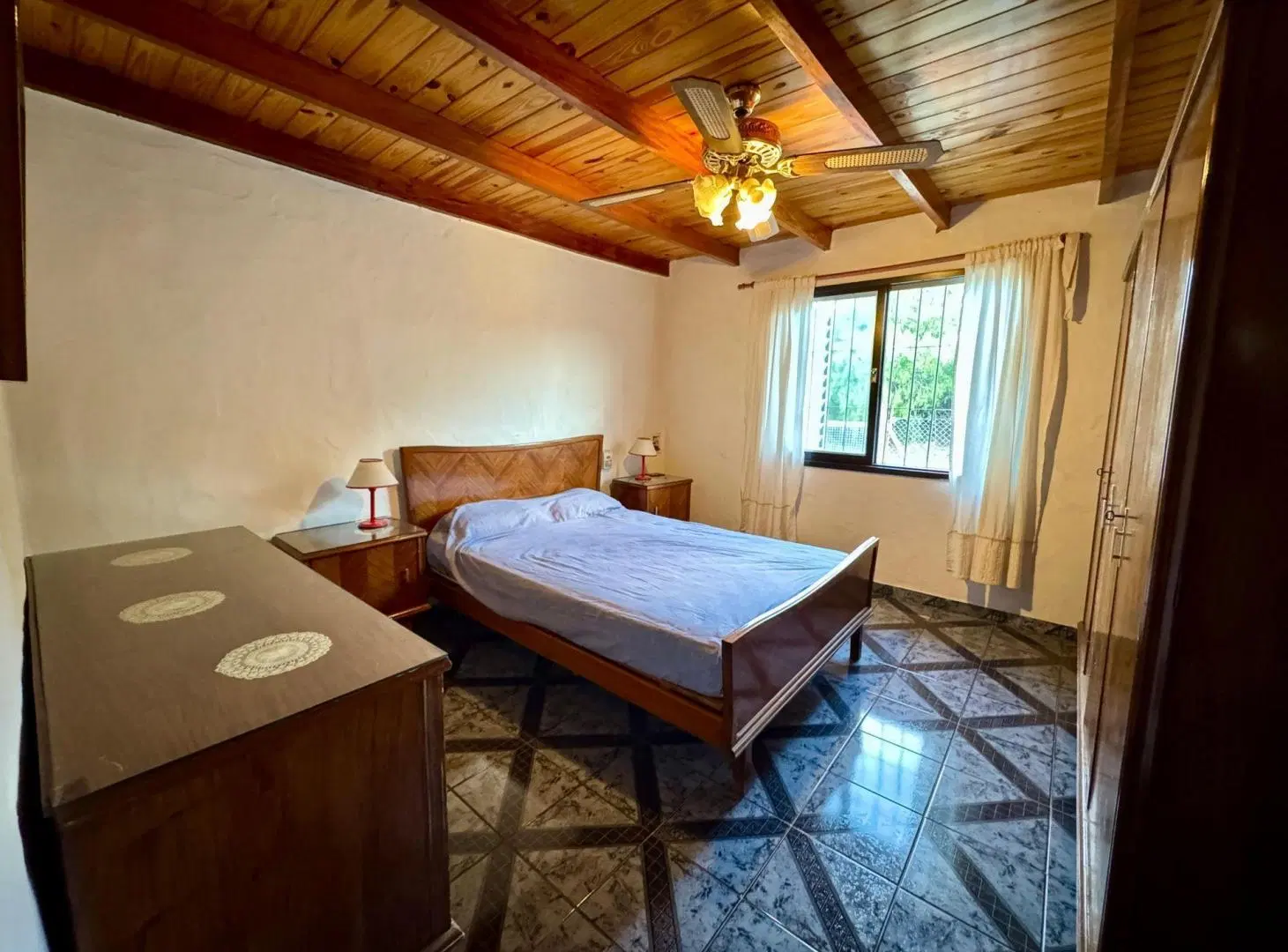 VENTA CASA 2 DORMITORIOS TERRENO 1.061 m² AMBOY 4
