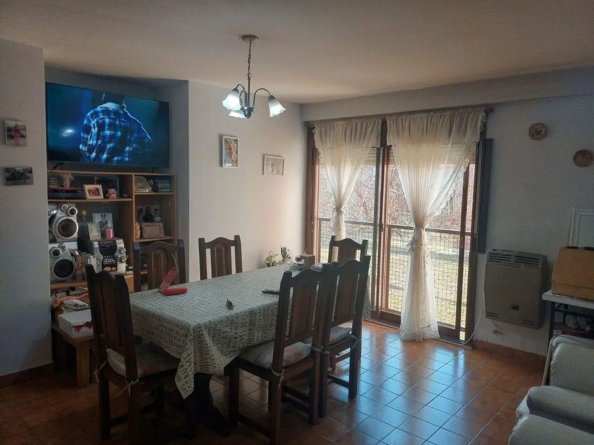 SE VENDE DEPARTAMENTO ZONA CHATEAU 3 DORMITORIOS 4
