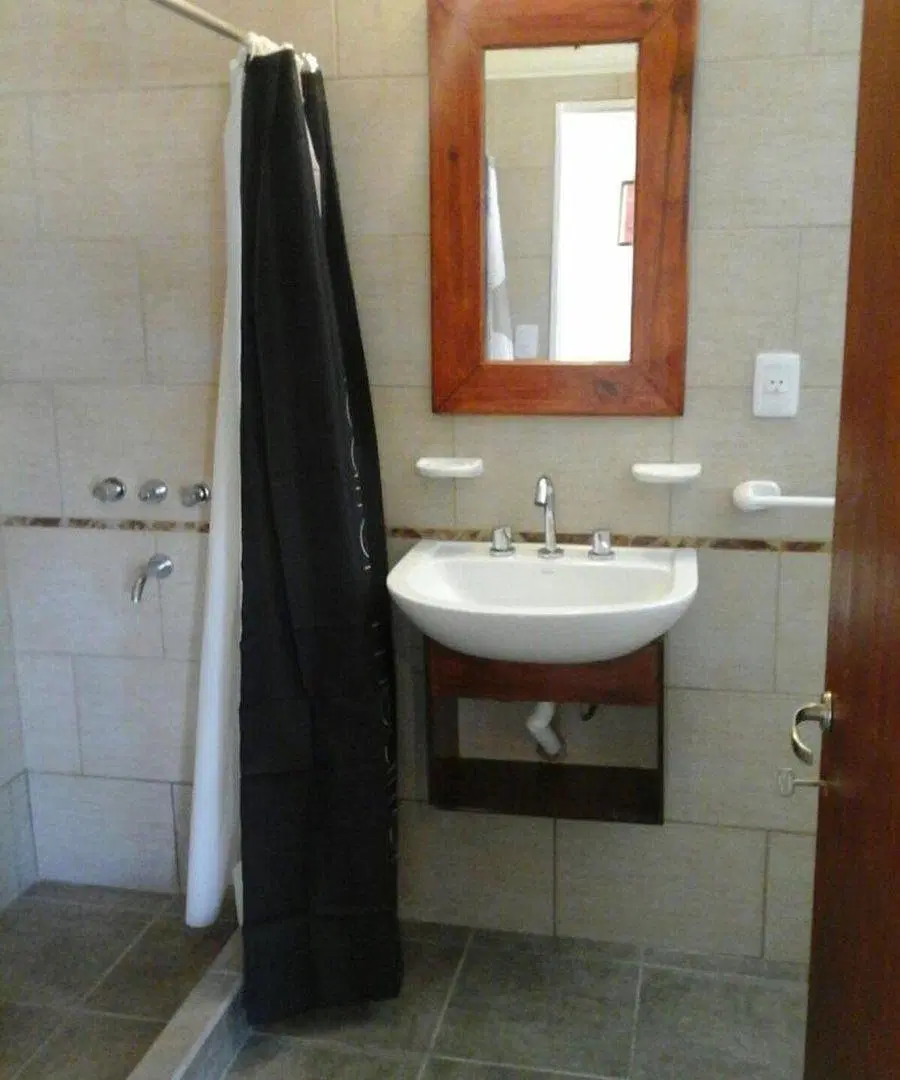 VENTA CASA CON LOCAL Y DOS CABAÑAS EN YACANTO 8