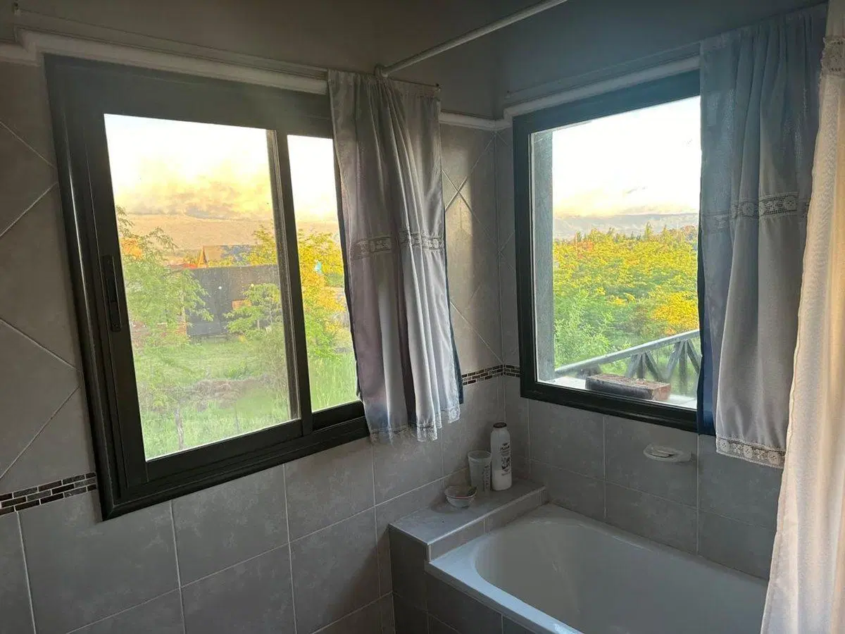 VENTA CASA CON LOCAL Y DOS CABAÑAS EN YACANTO 5