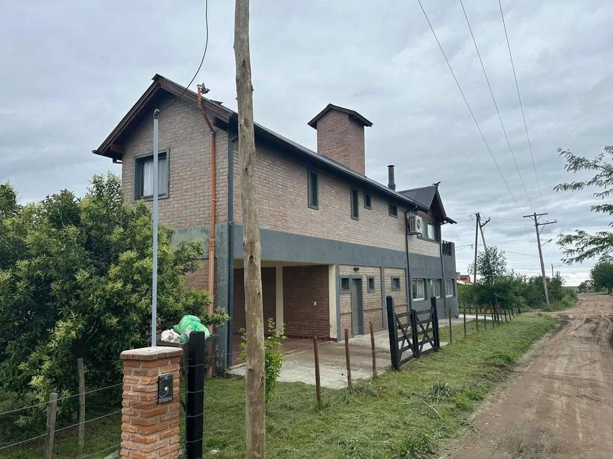 VENTA CASA CON LOCAL Y DOS CABAÑAS EN YACANTO 4