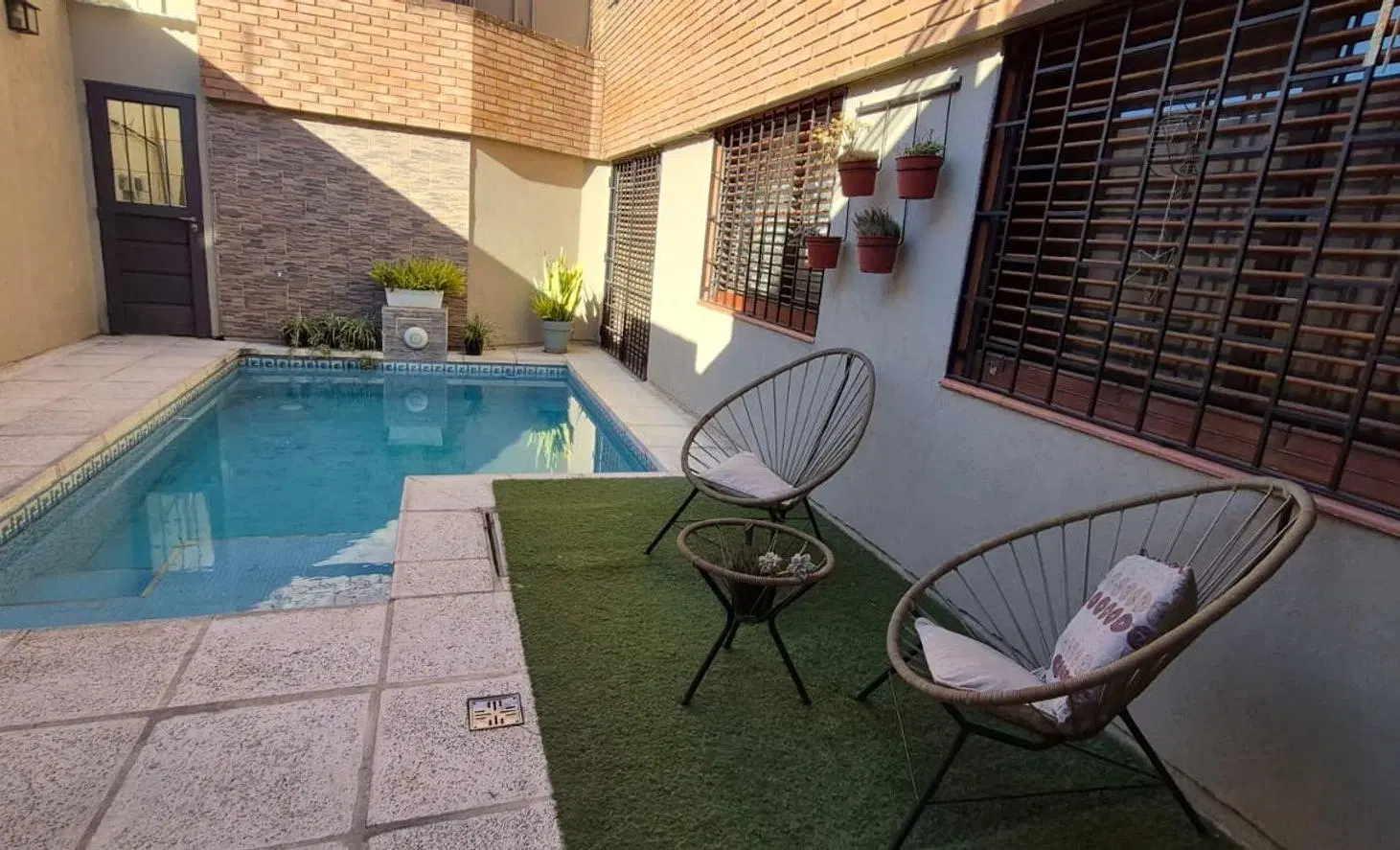 VENTA CASA 6 DORMITORIOS 3 BAÑOS PILETA B AYACUCHO 5