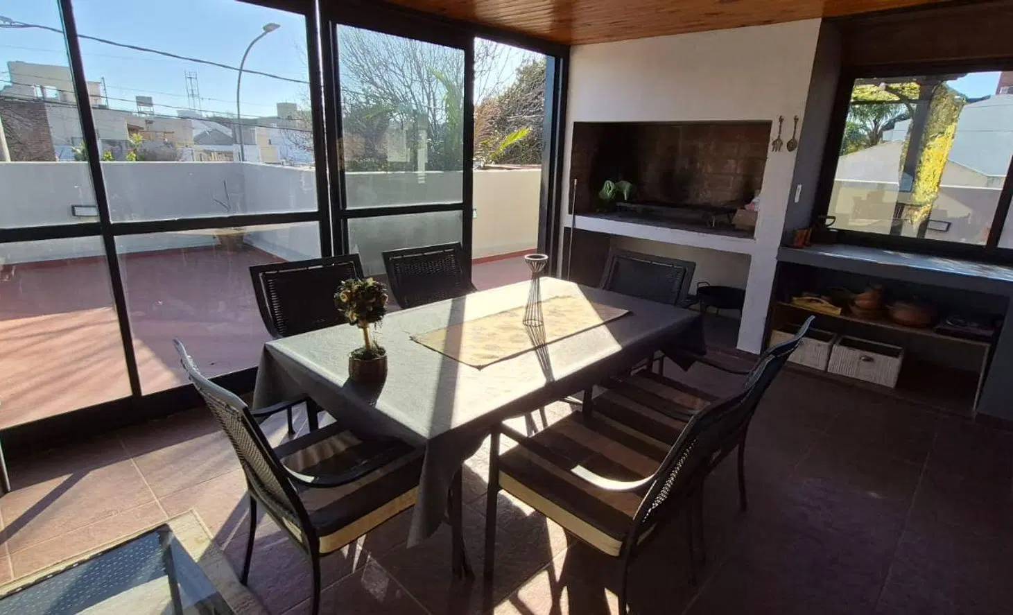 VENTA CASA 6 DORMITORIOS 3 BAÑOS PILETA B AYACUCHO 4