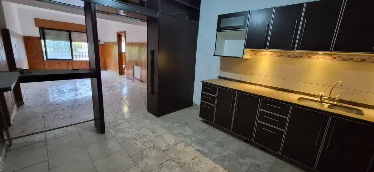 VENTA 2 CASAS DE 3 DORMITORIOS Y PATIO EN B YAPEYU 2