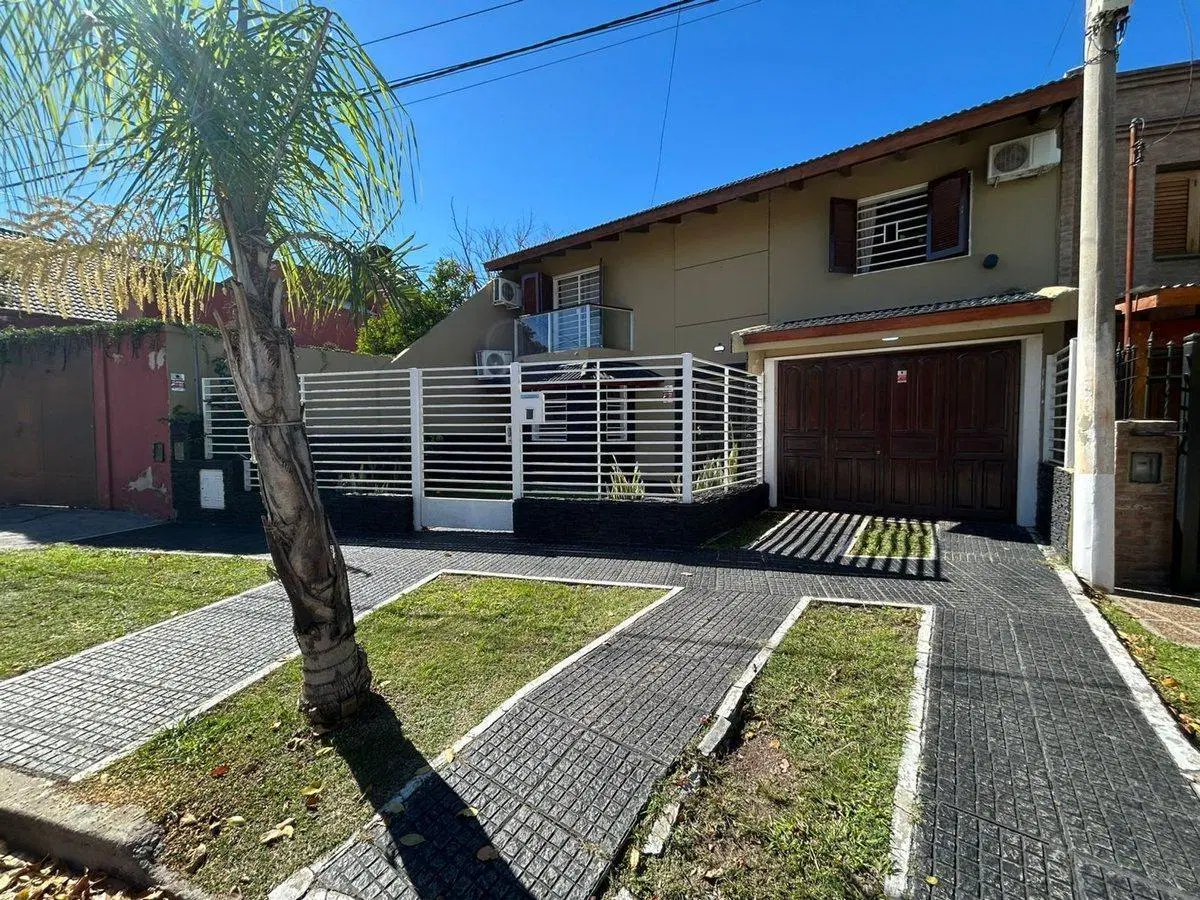 Venta Casa 4 dormitorios y pileta B San Salvador 2