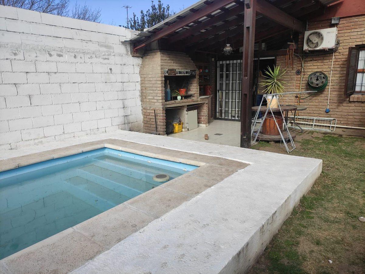 Foto de CASA 3 DORM. CON PILETA GRANJA DE FUNES ZONA NORTE, imagen 2