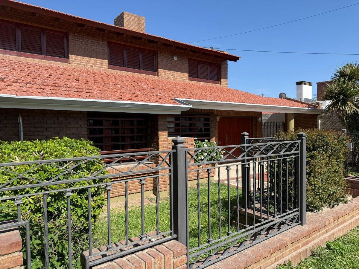 Foto de VENTA CASA 4 DORMITORIOS PILETA CLIMATIZADA PILAR, imagen 2