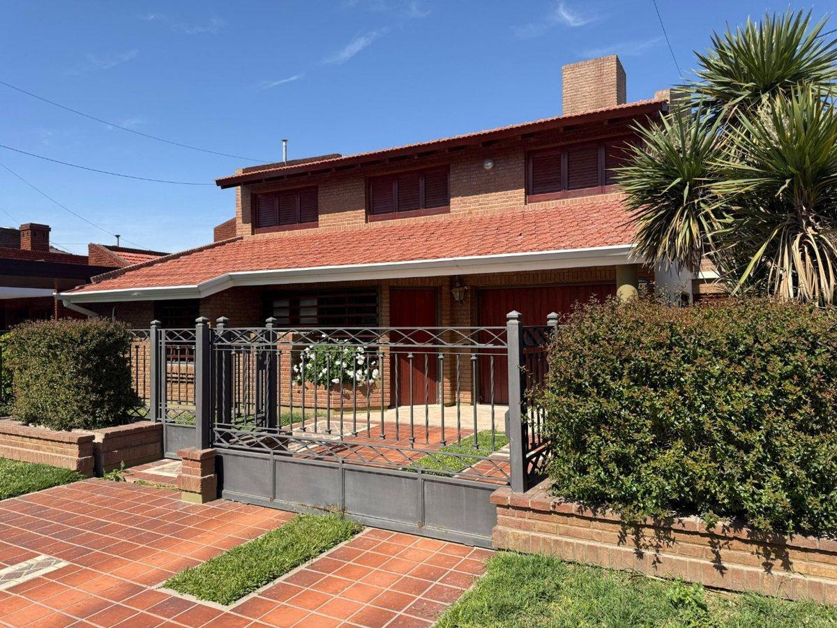 Foto de VENTA CASA 4 DORMITORIOS PILETA CLIMATIZADA PILAR, imagen 3