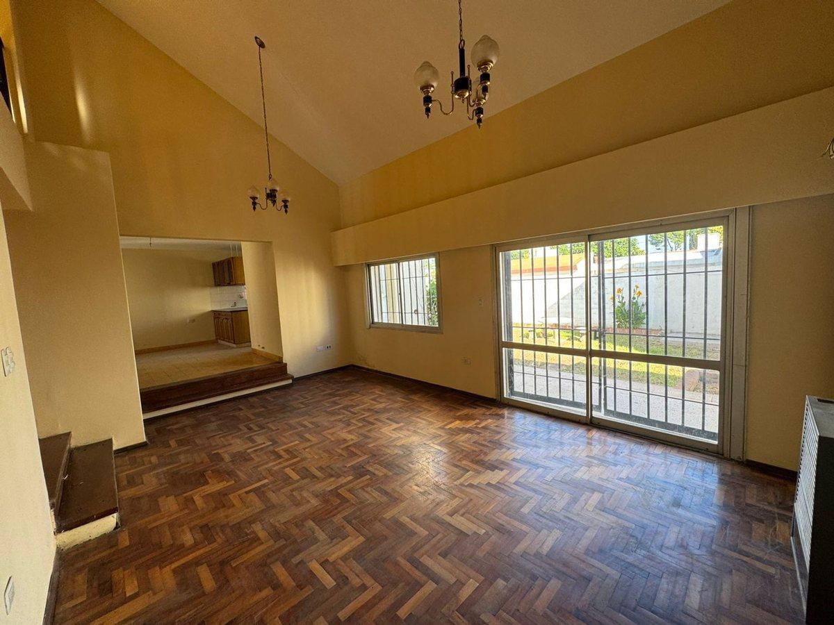 Foto de VENTA CASA 3 DORM + 3 DEPTOS. B° MARQUEZ DE SOBREM, imagen 3