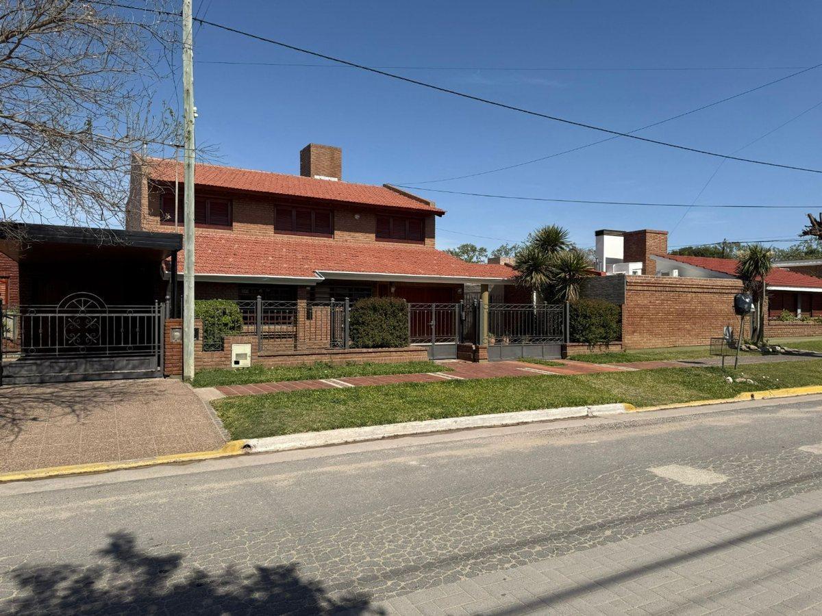 Foto de VENTA CASA 4 DORMITORIOS PILETA CLIMATIZADA PILAR, imagen 4