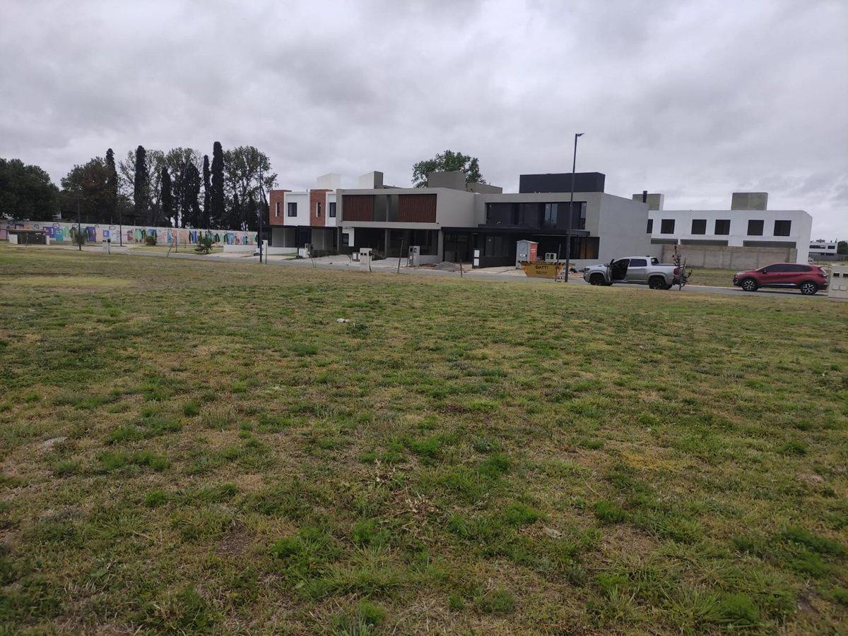 Foto de UNICO LOTE CHACRAS GREEN 374m2 BARRIO CERRADO, imagen 2