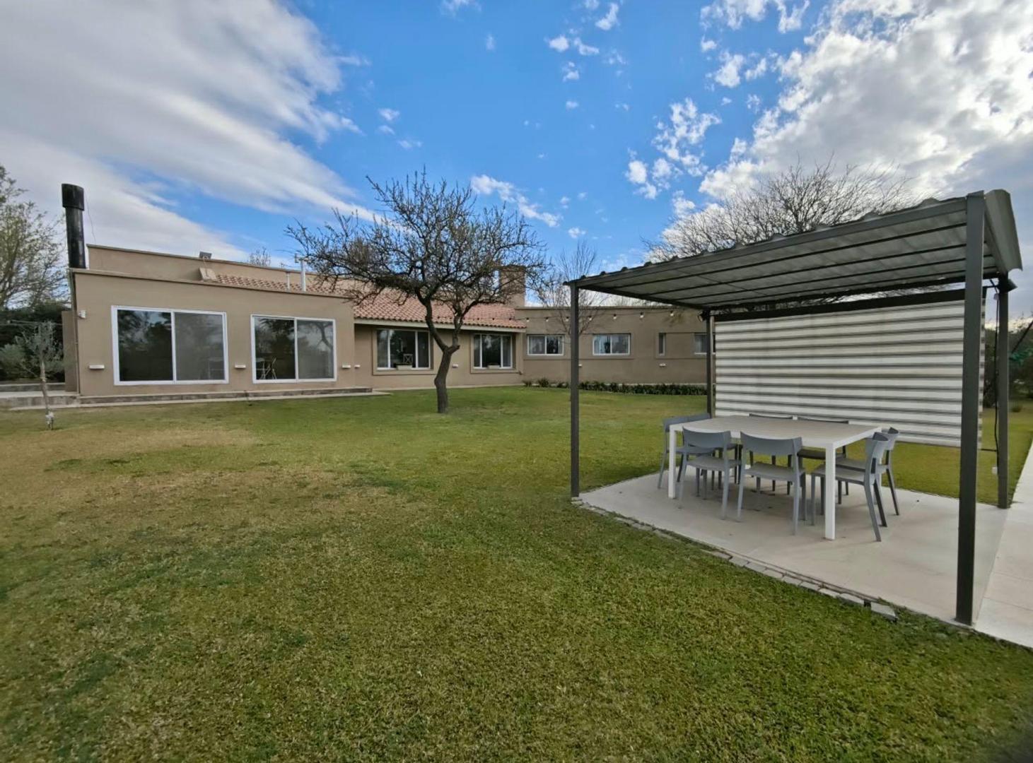 Foto de VENTA CASA 3 DORMITORIOS COUNTRY CAMPOS DEL VIRREY, imagen 2