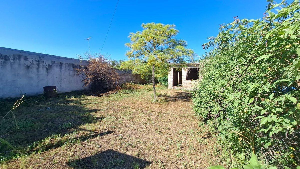 Vende lote 300m2 con construccion en Toledo Cba.