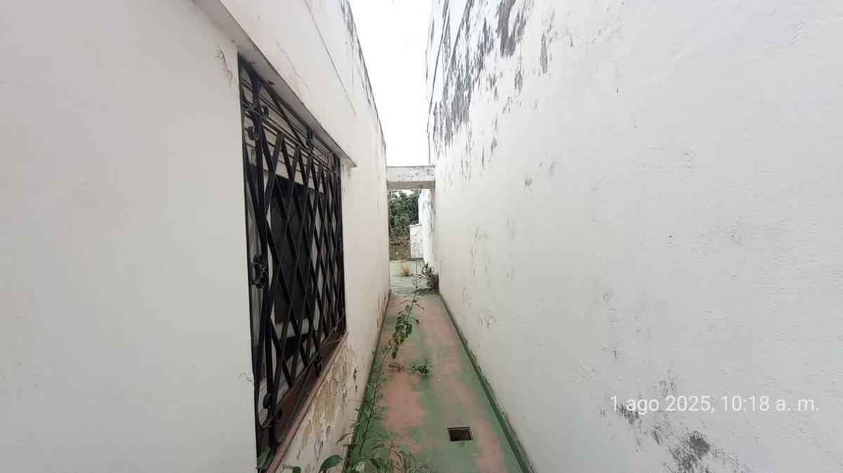 Foto de VENTA CASA A DEMOLER SOBRE LOTE DE 433 ALBERDI, imagen 4