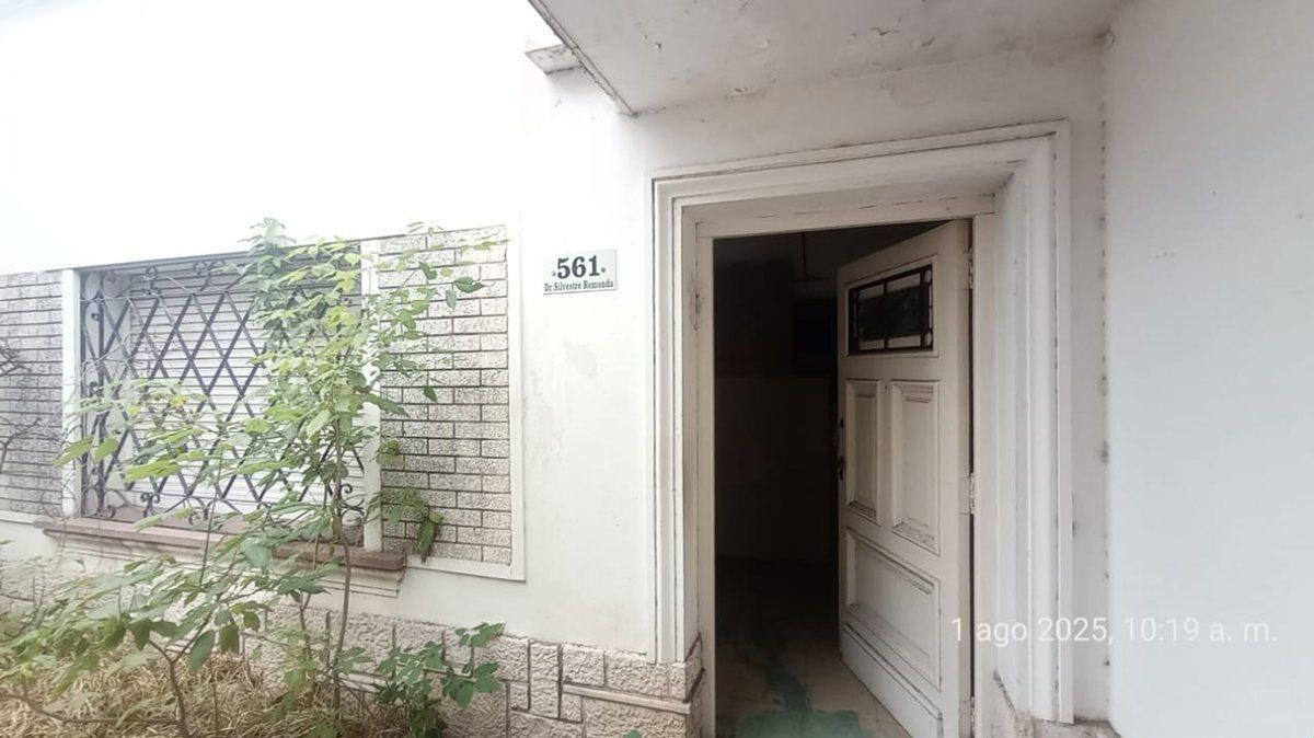 Foto de VENTA CASA A DEMOLER SOBRE LOTE DE 433 ALBERDI, imagen 1
