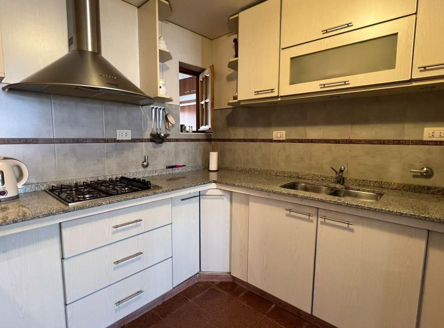 Foto de VENTA CASA ESQUINA 2 DORMITORIOS BARRIO LOS ROBLES, imagen 2
