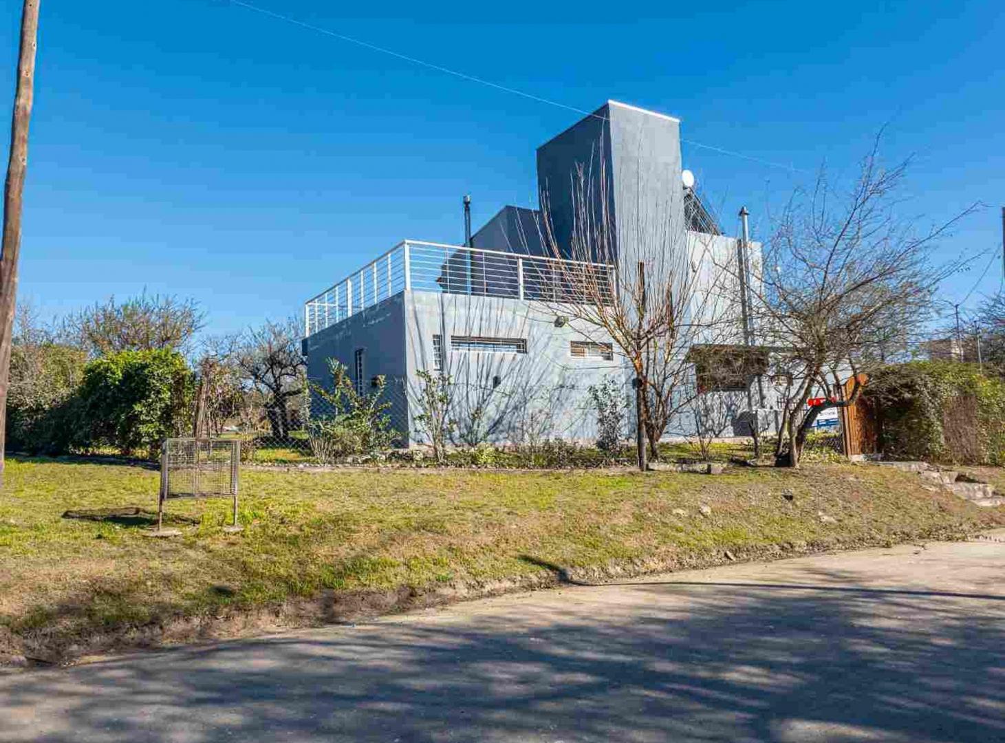 Foto de VENTA CASA 3 DORMITORIOS VILLA LOS AROMOS - PILETA, imagen 2