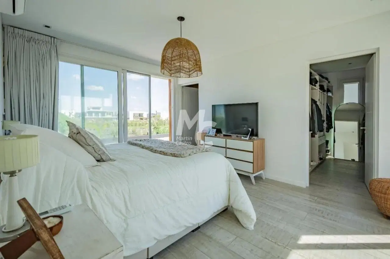 Casa a la laguna en venta en Costas 8