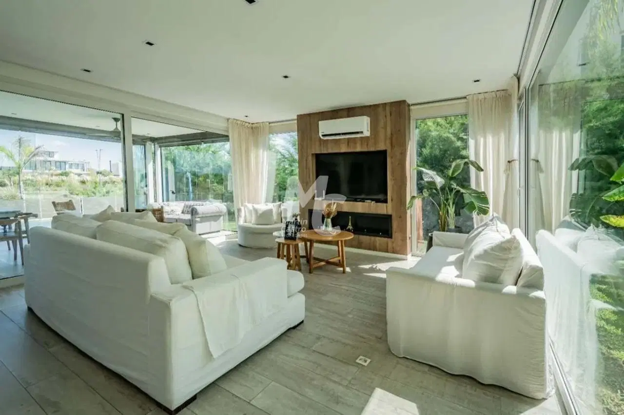 Casa a la laguna en venta en Costas 2