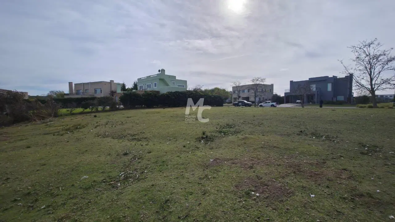 Terreno a la laguna en venta en Canton Norte 5