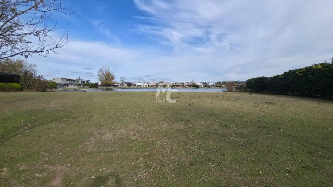 Terreno a la laguna en venta en Canton Norte 4