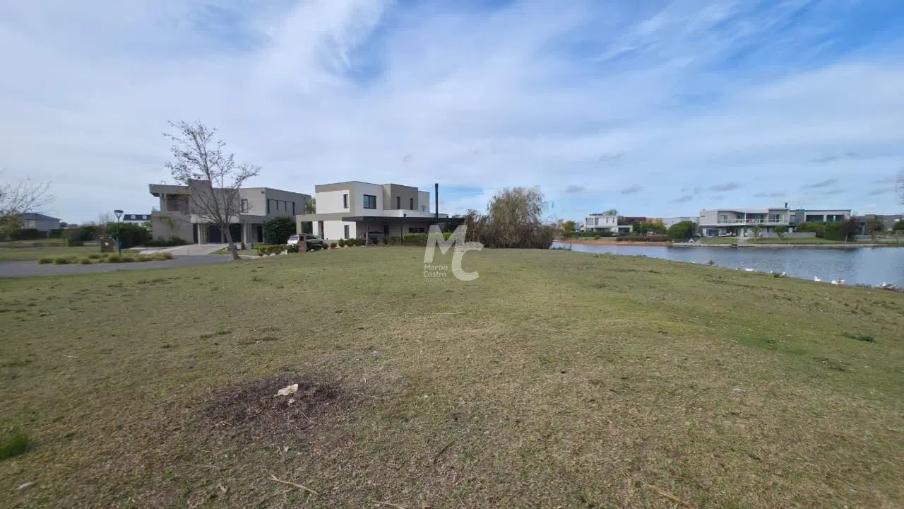 Terreno a la laguna en venta en Canton Norte 1