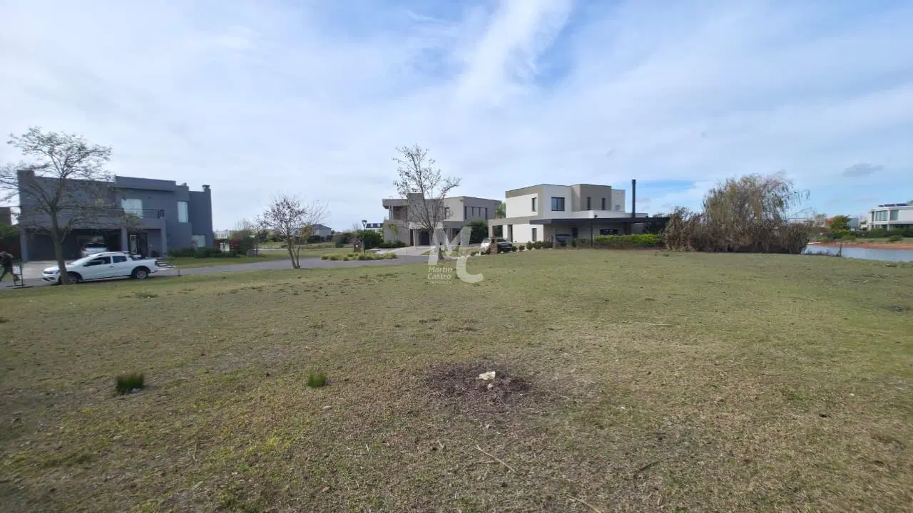 Terreno a la laguna en venta en Canton Norte 2