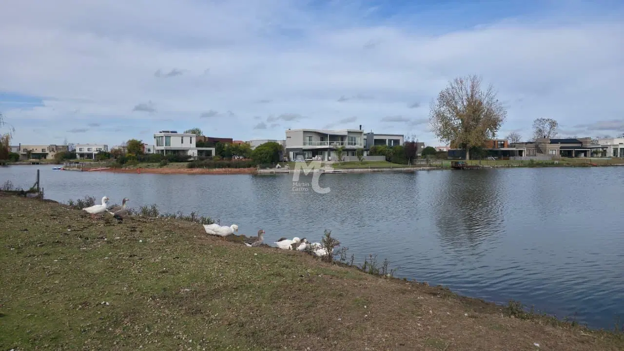 Terreno a la laguna en venta en Canton Norte 3