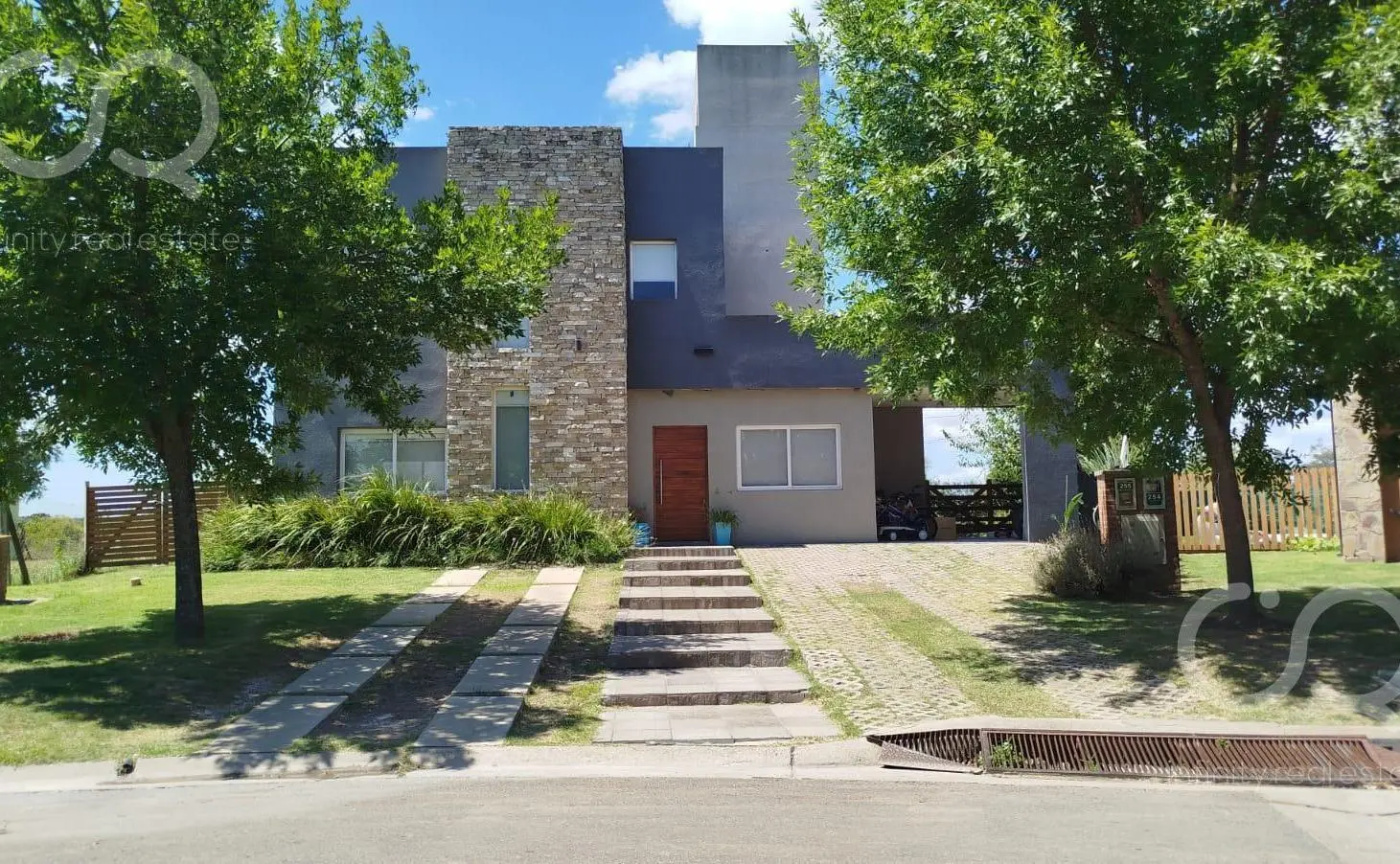 Venta Excelente Casa Pilar del Este Barrio San Alfonso sobre lote de 500 m2 2